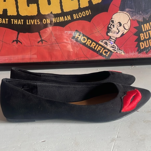 Flats 💋 - Picture 2 of 5